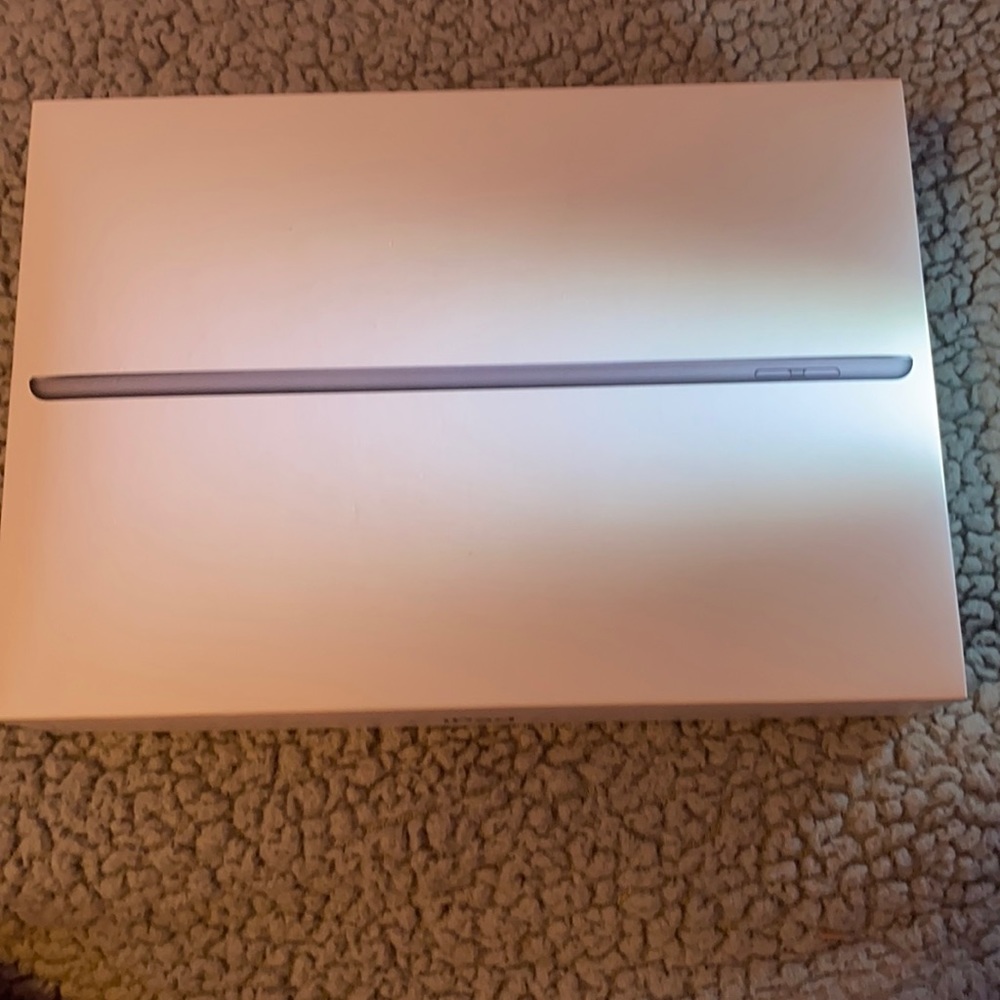 A iPad 8 box